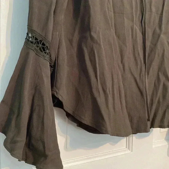 ASTR the label - olive green peasant blouse- long flare sleeve -medium - Picture 4 of 8